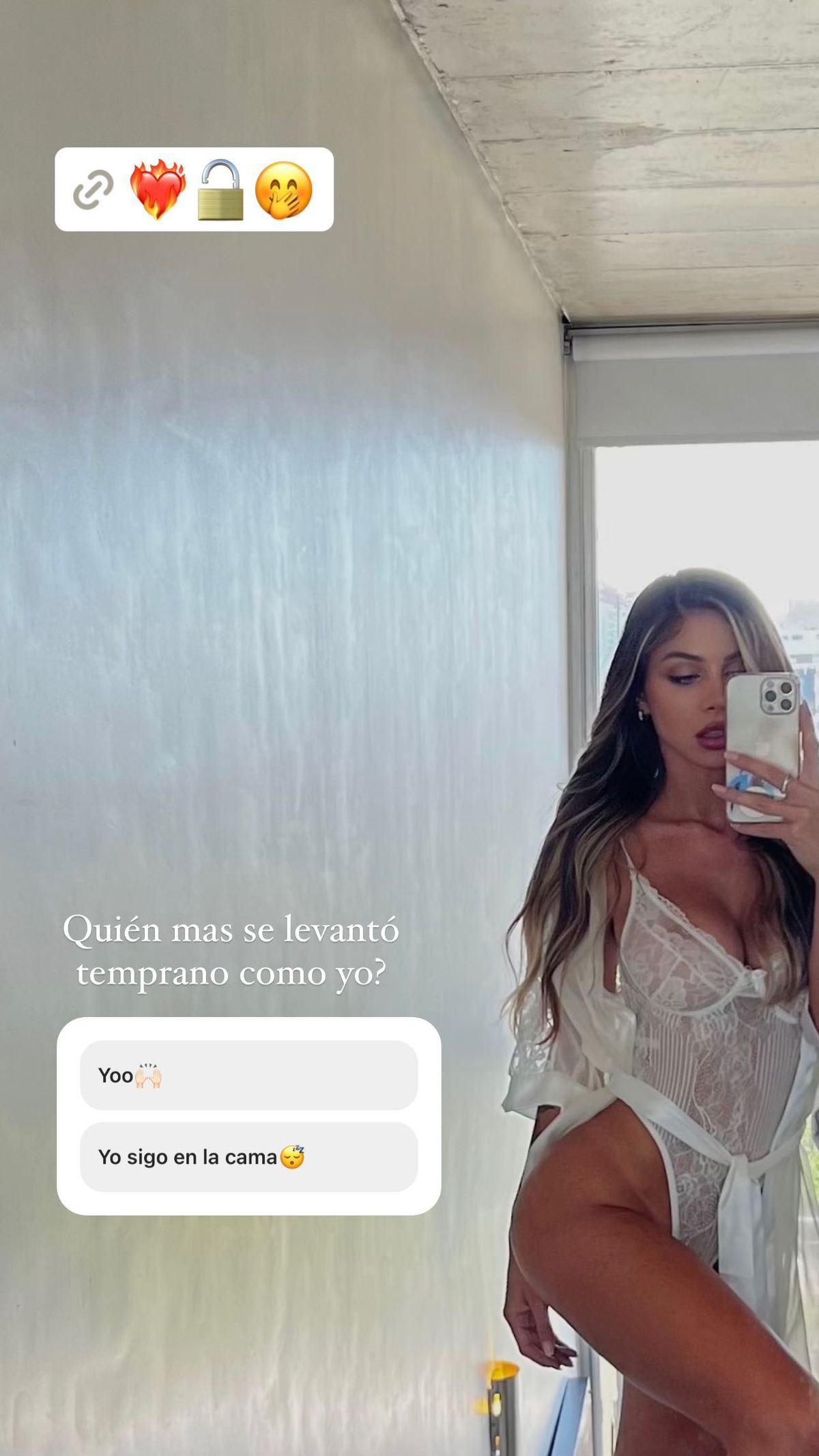 En body de encaje y transparente, Romina Malaspina amaneció picantísima y la foto es brutal.