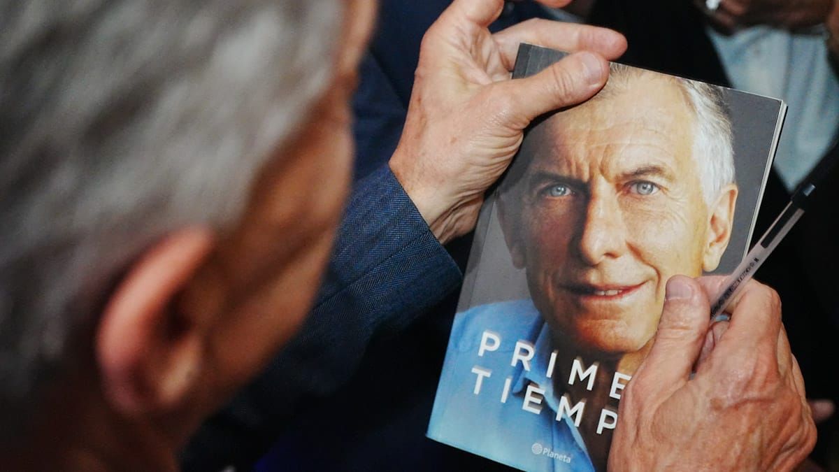 Militantes de Macri aprovecharon la ocasión para obtener la firma en el libro escrito por el ex presidente. Militantes de Macri aprovecharon la ocasión para obtener la firma en el libro escrito por el ex presidente.