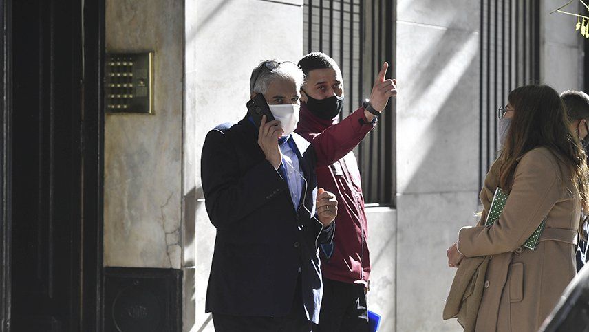 Fue asesinado a puñaladas y lo dejaron envuelto en una cortina de baño en el edificio