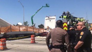 Colapsó un puente peatonal en Miami y hay varios muertos