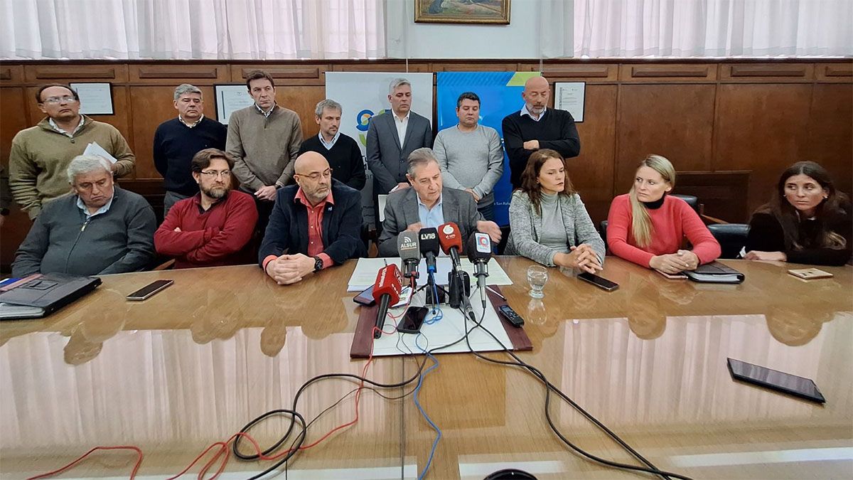 En el centro de la escena, el intendente sanrafaelino Omar Félix. En el centro de la escena, el intendente sanrafaelino Omar Félix.