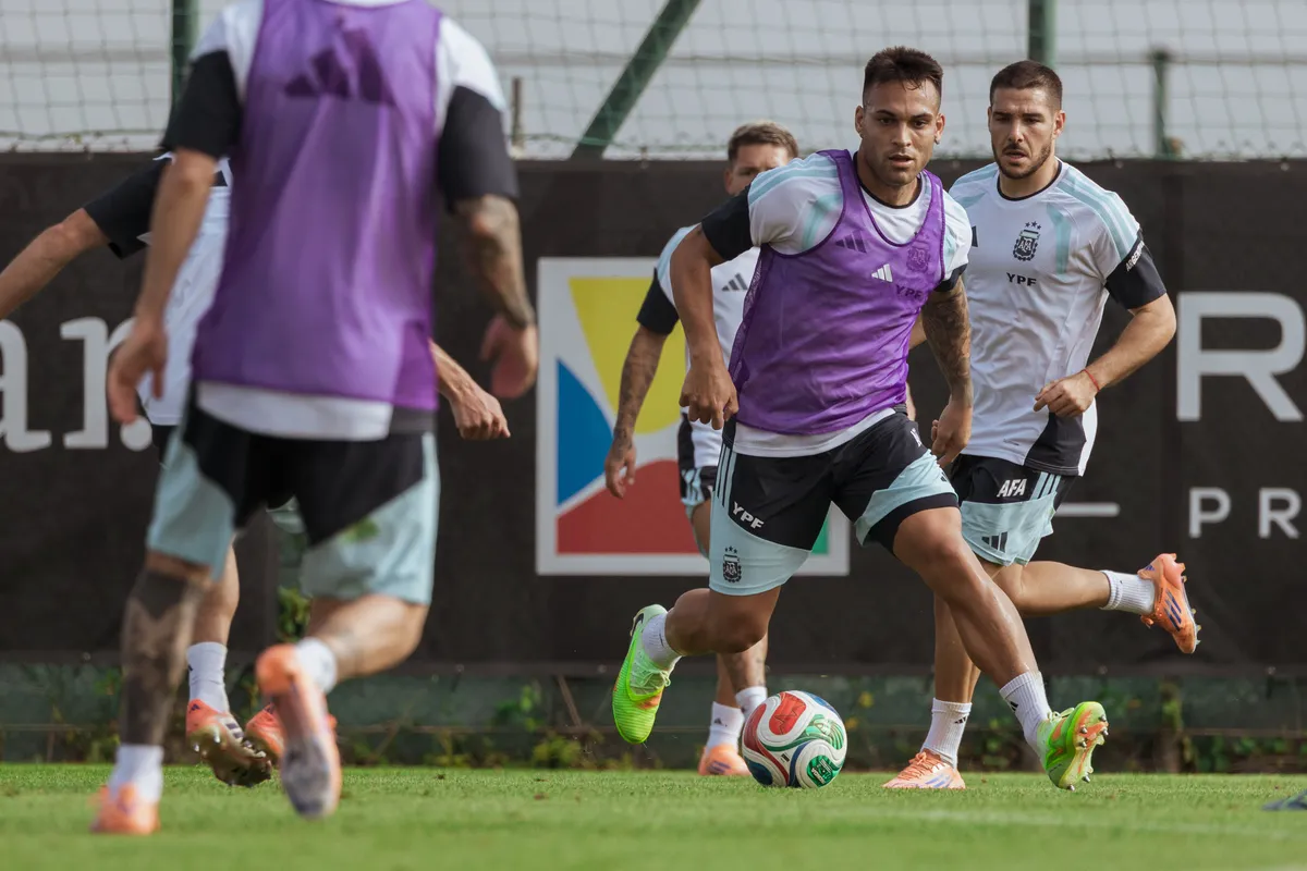 Lautaro Mart&iacute;nez en la pr&aacute;ctica de la Selecci&oacute;n argentina antes de viajar a Angola.