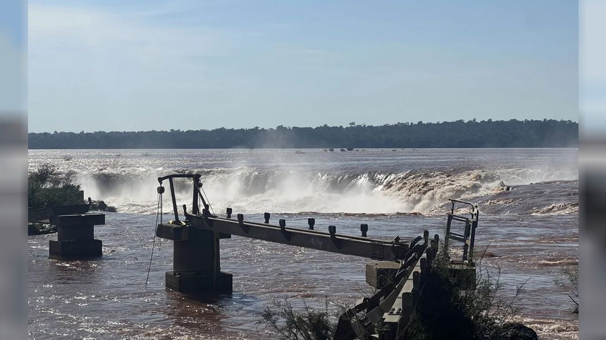 Las fuertes crecidas del Río Iguazú provocaron serios daños en la pasarella de las Cataratas del Iguazú en octubre pasado Las fuertes crecidas del Río Iguazú provocaron serios daños en la pasarella de las Cataratas del Iguazú en octubre pasado