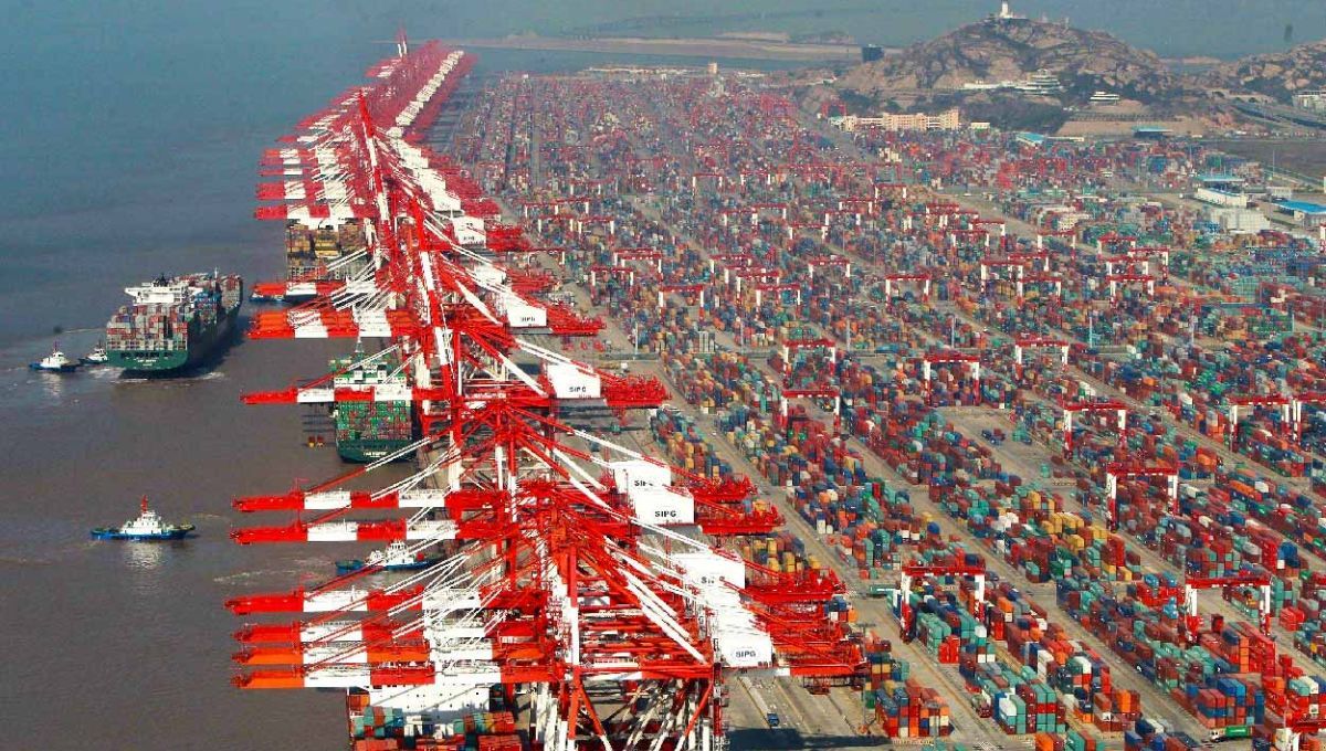 Shanghái también aprovecha su ubicación en el delta del río Yangtsé para funcionar como un puerto fluvial, lo que aumenta aún más su capacidad y sus conexiones. Shanghái también aprovecha su ubicación en el delta del río Yangtsé para funcionar como un puerto fluvial, lo que aumenta aún más su capacidad y sus conexiones. 