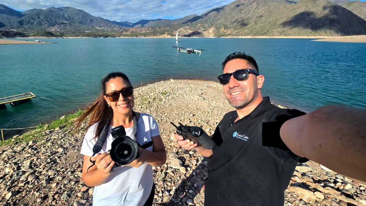Junto con su esposa, con quien atesora una historia de amor: la conoció en su fiesta de 15 cuando él fue a filmar. Junto con su esposa, con quien atesora una historia de amor: la conoció en su fiesta de 15 cuando él fue a filmar.