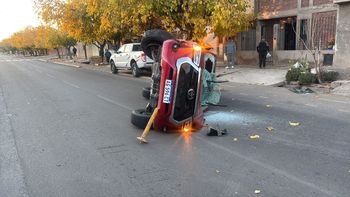 Una camioneta volcó y giró durante 100 metros tras un accidente en calle Pedro Molina de Guaymallén