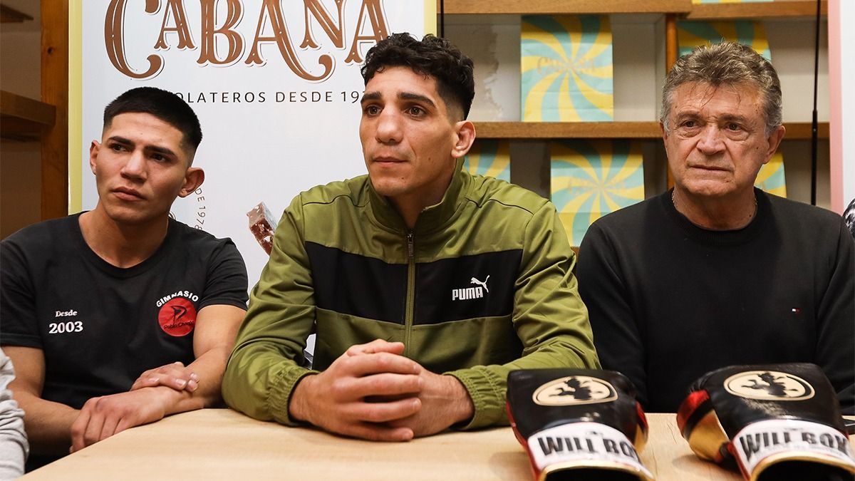 Los pupilos de Pablo Chacón José Cuenca, el Turco Abraham Buonarrigo, y el promotor Jorge Pandolfino, en la conferencia de prensa post pesaje. Los pupilos de Pablo Chacón José Cuenca, el Turco Abraham Buonarrigo, y el promotor Jorge Pandolfino, en la conferencia de prensa post pesaje.