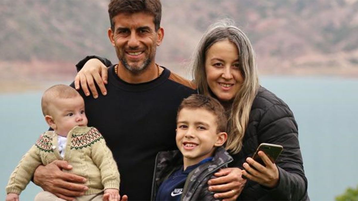 Carlos Araujo posa con su hermosa familia. Su esposa y sus hijos le dan felicidad.