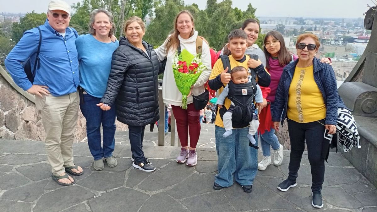 Andrea, con sus flores y rodeada de amigos y familiares en la basílica de la Virgen de Guadalupe, México DF. Andrea, con sus flores y rodeada de amigos y familiares en la basílica de la Virgen de Guadalupe, México DF.