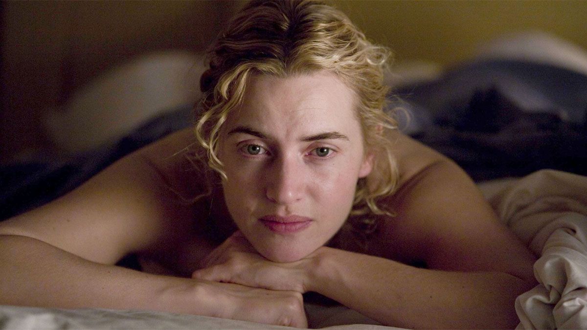 La actriz Kate Winslet interpreta a Hanna Schmitz en la película de Netflix.