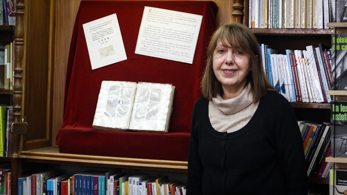 Pilar García Santos con el incunable del año 1476 traído desde España por sus antecesores. Pilar García Santos con el incunable del año 1476 traído desde España por sus antecesores.