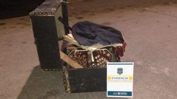 Robaron un bandoneón, increparon a la policía y fueron detenidos