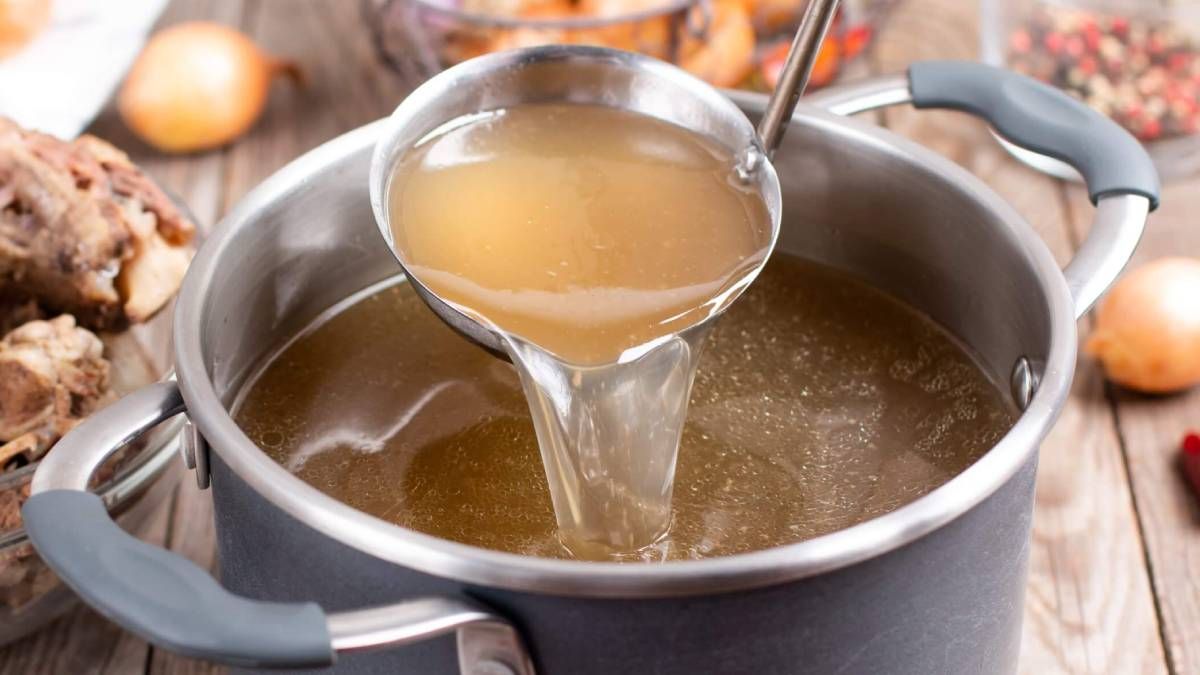 El caldo de huesos pas&oacute; de ser una receta cl&aacute;sica de la abuela a una tendencia entre quienes buscan mejorar su salud.