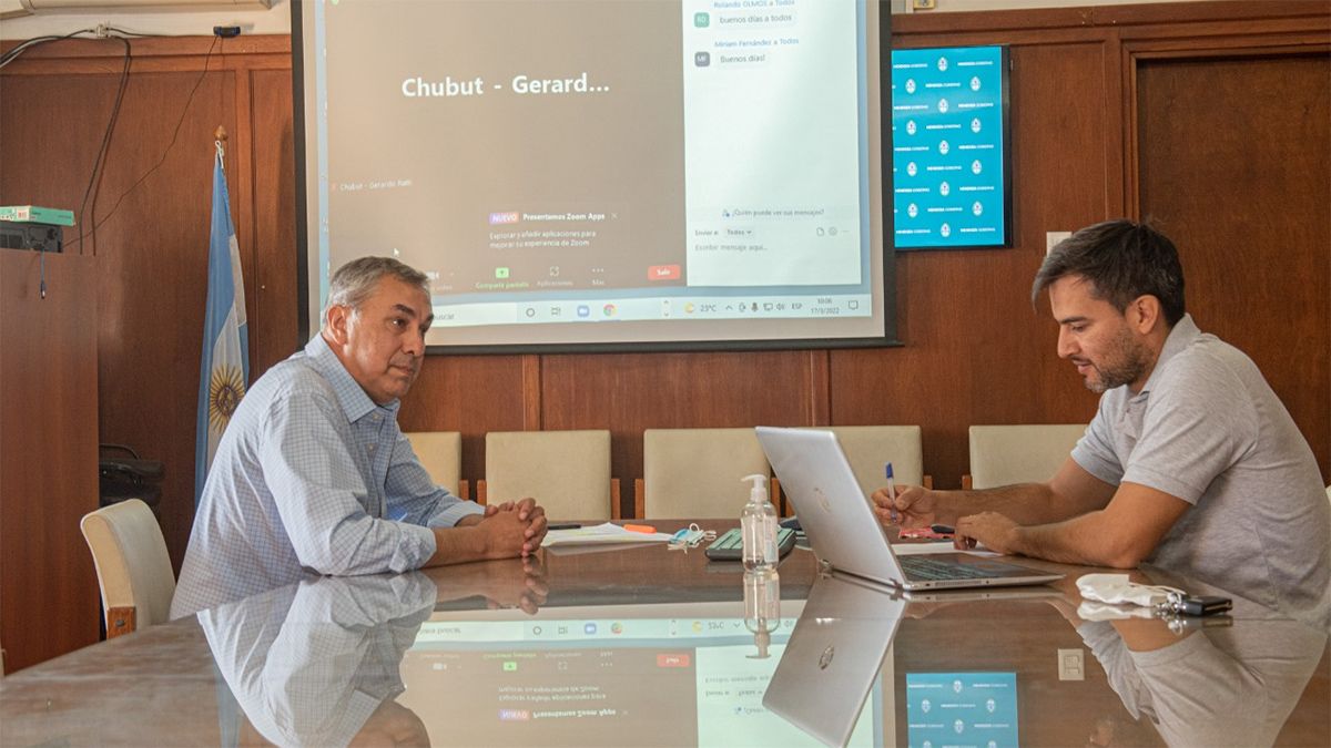 El ministro de Economía, Enrique Vaquié, junto al director de Hidrocarburos, Estanislao Schilardi.