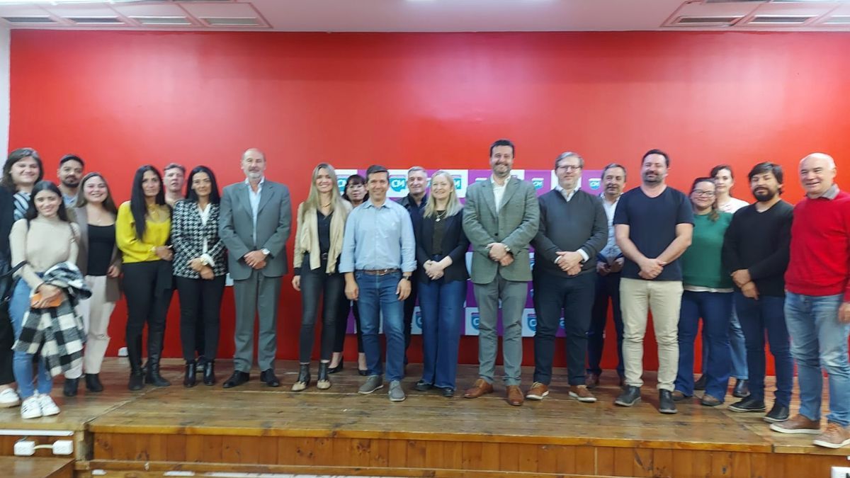 Andrés Lombardi reunió al frente Cambia Mendoza en el comité radical de calle Alem.