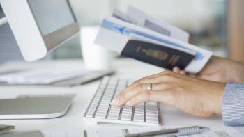 Esto es lo que puede pasarte si compartes en Facebook los detalles de tus viajes