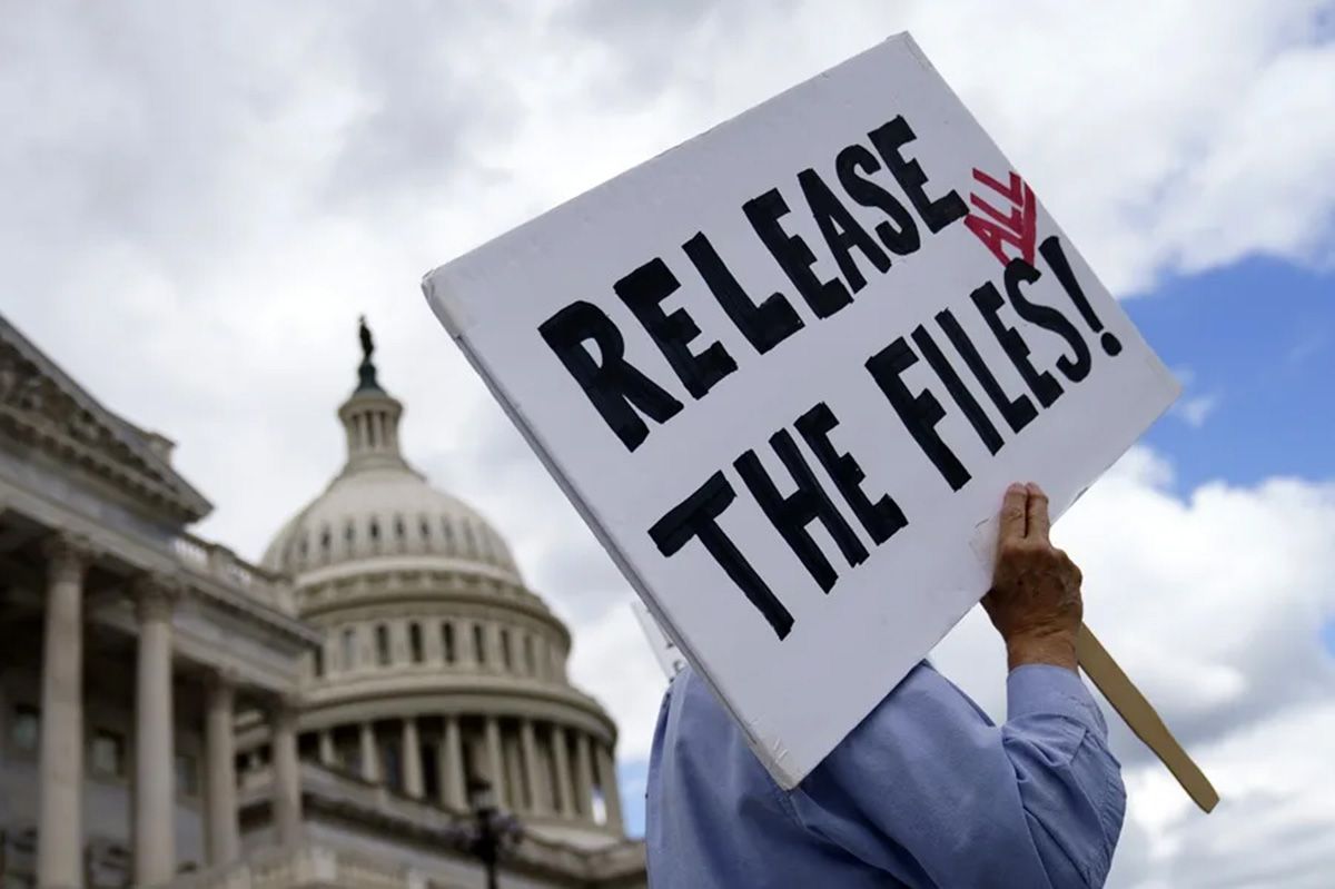 Una persona protestando frente al Capitolio de Estados Unidos a favor de la liberación de todos los documentos del caso Epstein, en Washington (Archivo). Crédito: EFE/EPA/ Will Oliver.