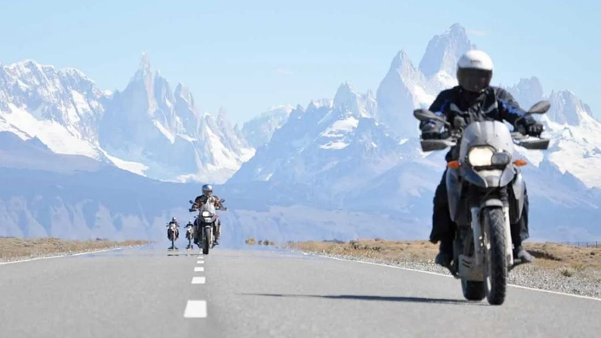 Las vacaciones a bordo de una moto es una experiencia inolvidable para disfrutar con amigos Las vacaciones a bordo de una moto es una experiencia inolvidable para disfrutar con amigos