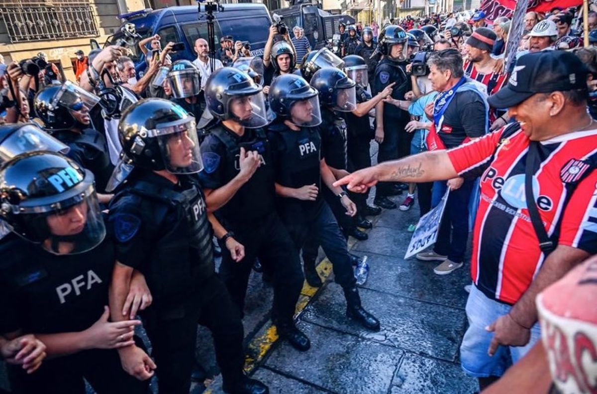 La semana pasada hinchas de Chacarita se sumaron a la marcha de los jubilados.