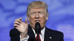 Trump recorta planes sociales para construir el muro con México