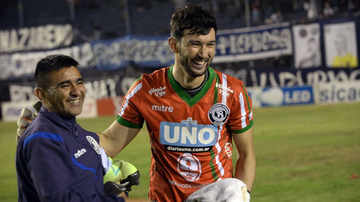 Emmanuel Cirrincione está junto a Cristian González, uno de los utileros de Independiente Rivadavia.