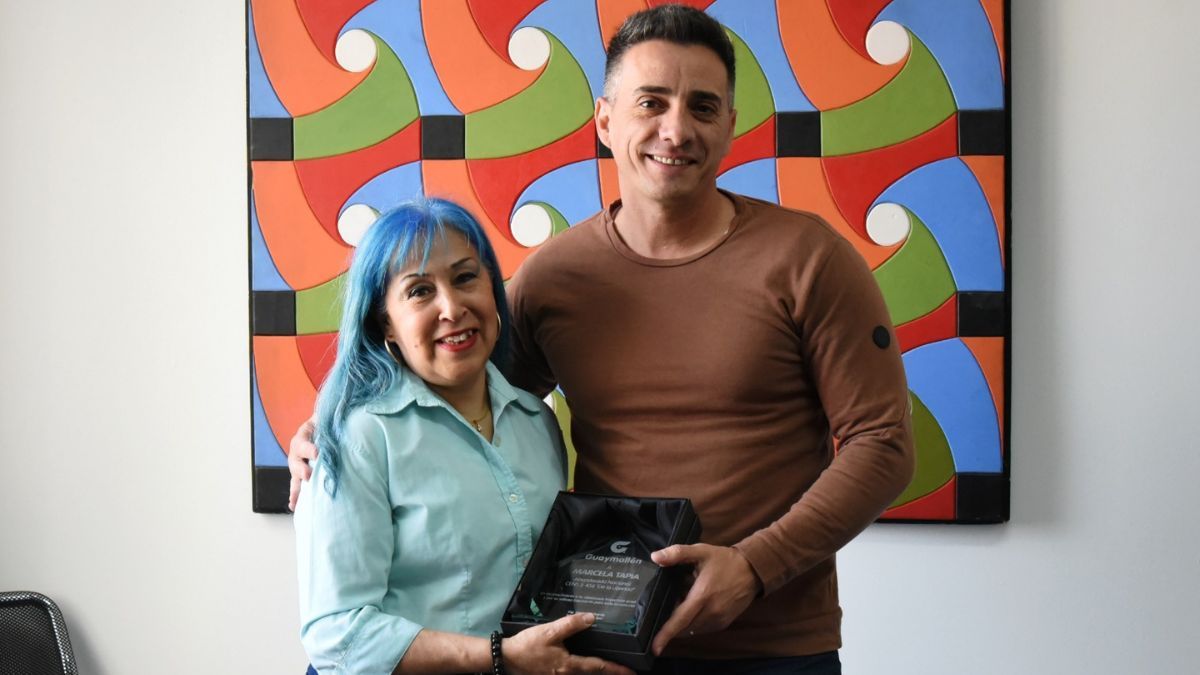 Marcela Tapia, la mujer de 58 años que volvió al secundario y ahora es abanderada del CENS 3-456 de Guaymallén, fue distinguida por el intendente Marcos Calvente. Foto: prensa de Guaymallén