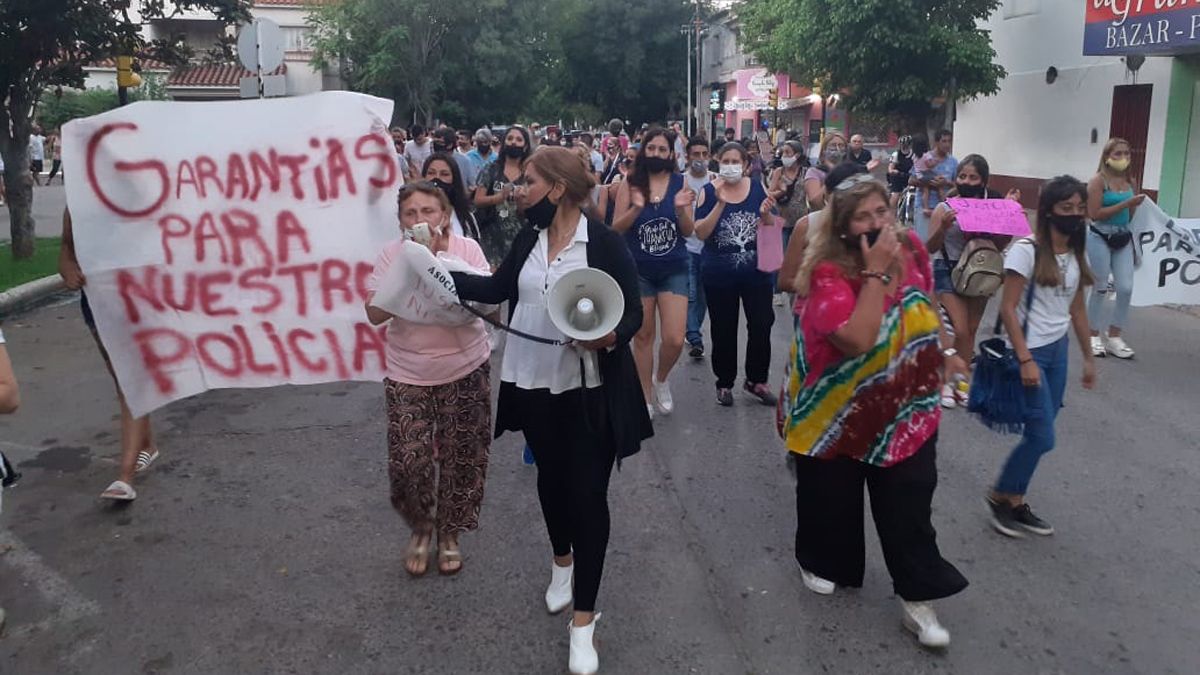 Marcha. Muchas personas se manifestaron en San Martín para pedir la libertad de un policía detenido. Foto gentileza Gabriela Sosa.