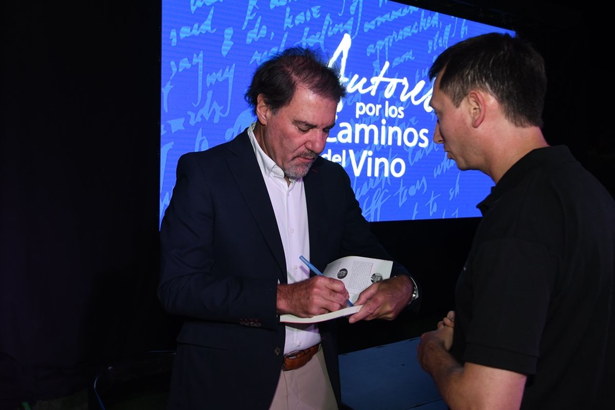 El economista convers&oacute; con los asistentes y se tom&oacute; fotos con seguidores.