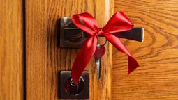 Por qué recomiendan poner un moño rojo en la puerta de casa y para qué sirve