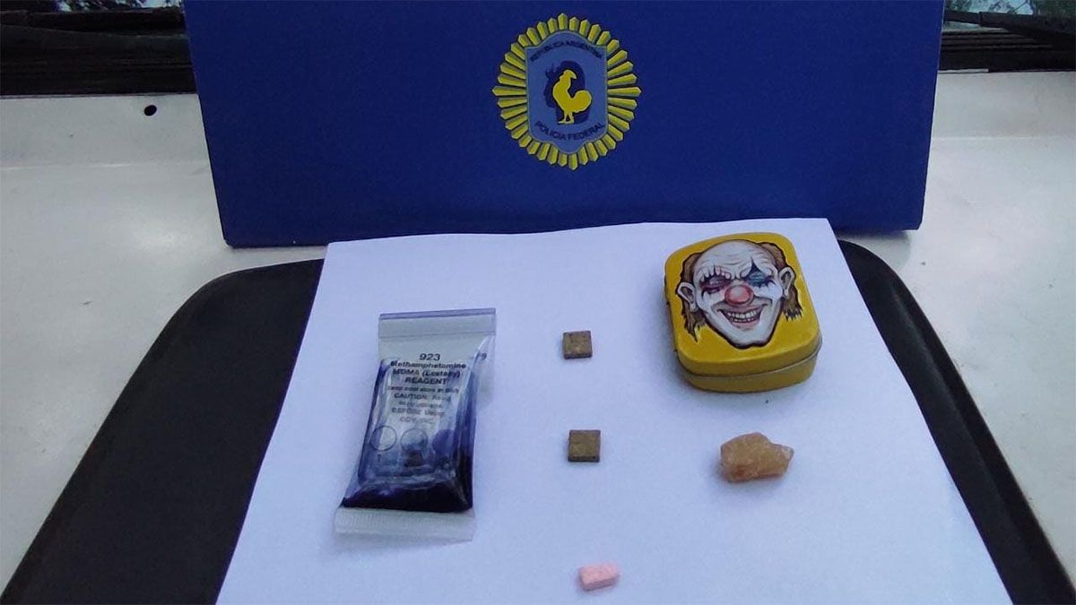 Detuvieron a un joven que llevaba pastillas de éxtasis
