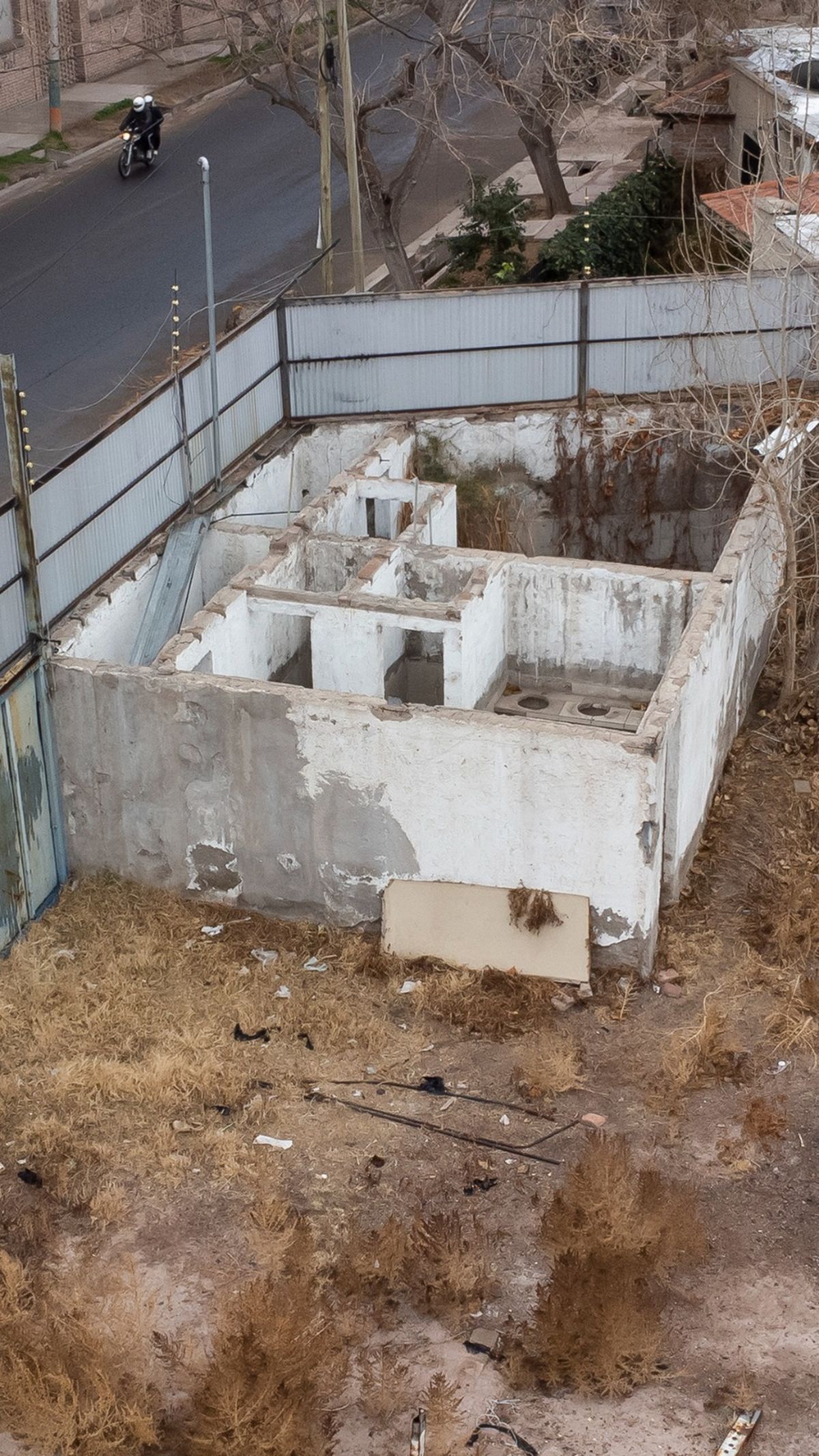 Hoy ese mismo sector no tiene nada de lo que había, además de estar sin techo para que no sea aprovechado por usurpadores. Hoy ese mismo sector no tiene nada de lo que había, además de estar sin techo para que no sea aprovechado por usurpadores.