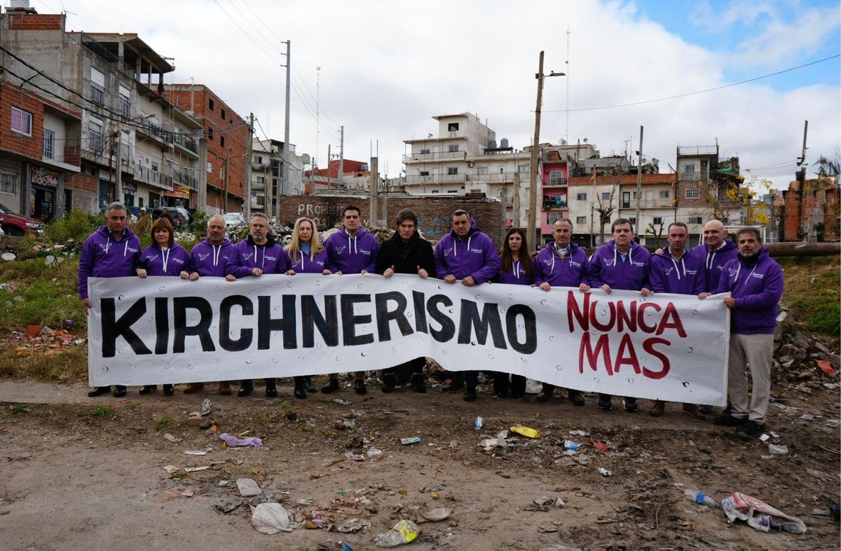 La polémica foto de Javier Milei con sus candidatos en La Matanza.