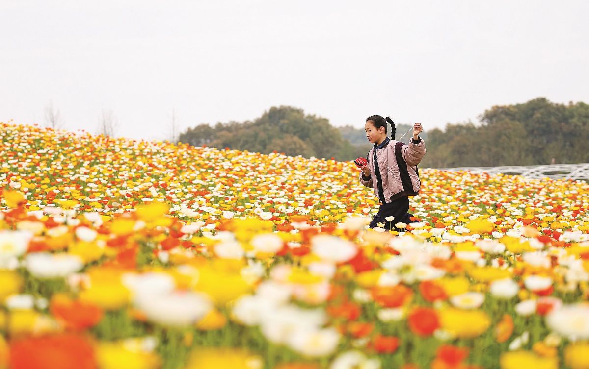 Una niña vuela una cometa en Zhenjiang, provincia de Jiangsu. XINHUA