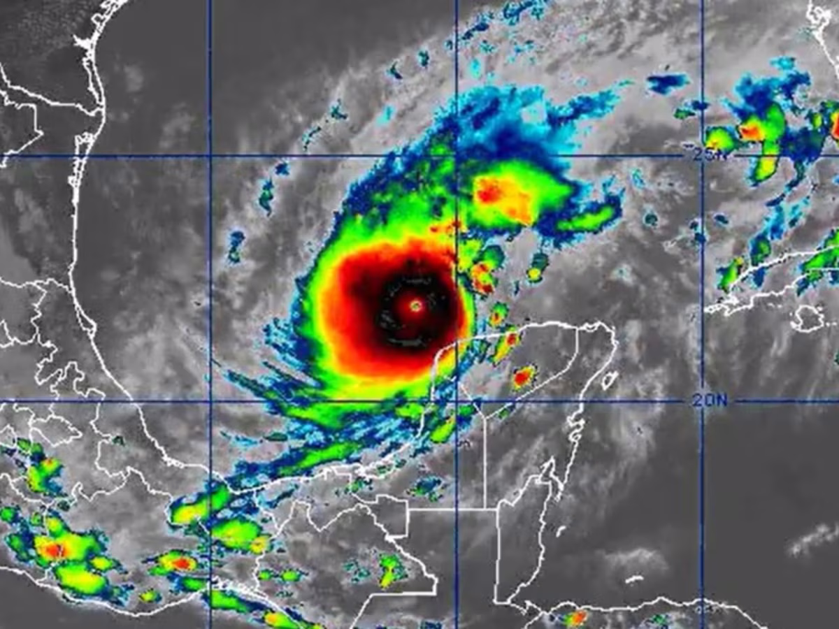 Los tonos oscuros y rojizos en las imágenes satelitales revelan las temperaturas más frías y las áreas de mayor intensidad dentro del huracán Milton. Los tonos oscuros y rojizos en las imágenes satelitales revelan las temperaturas más frías y las áreas de mayor intensidad dentro del huracán Milton.