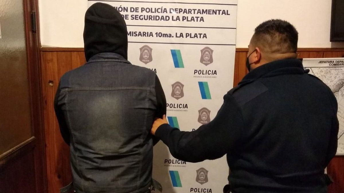 El hombre quedó detenido acusado de lesiones y violencia de género por atacar a golpes a su ex pareja mientras caminaba por una calle de City Bell, La Plata