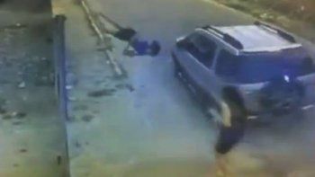 Impactante video: la atropelló un auto y sobrevivió de milagro