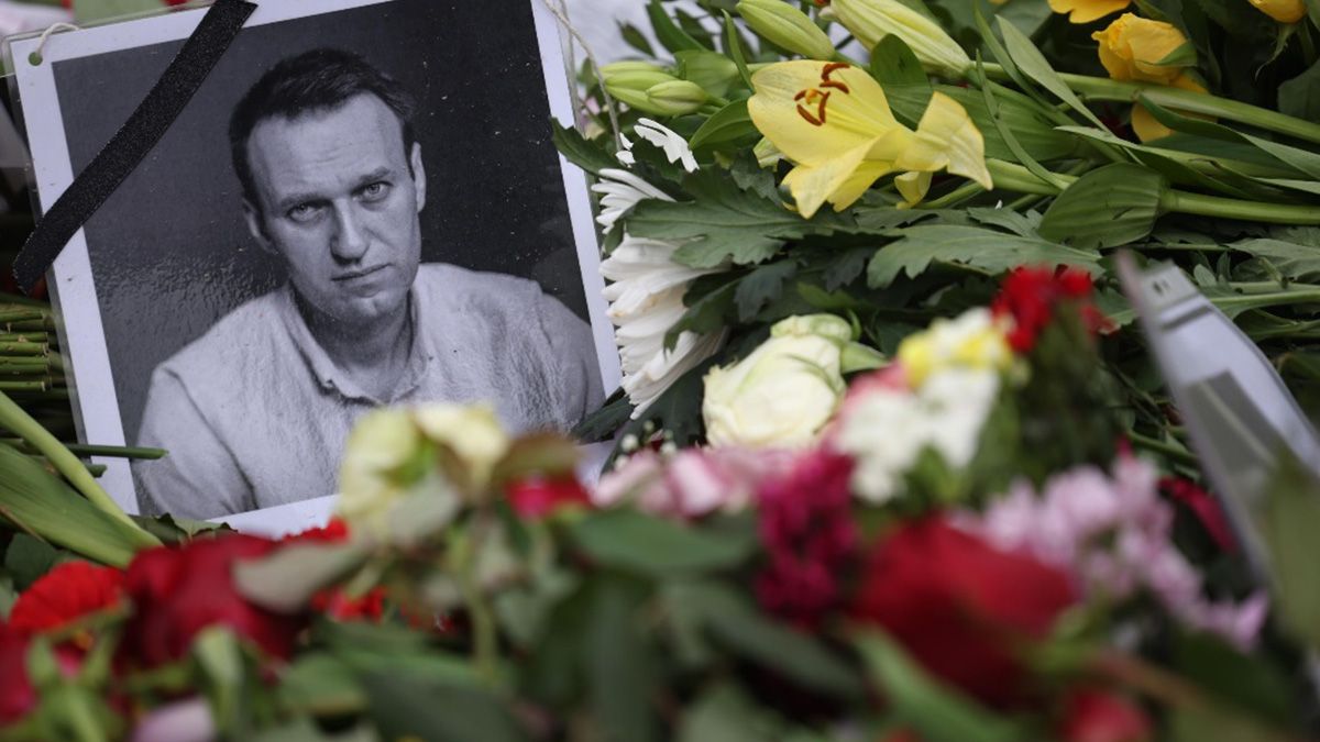 Tras nueve días de su muerte por causas que se investigan, Alexei Navalny continúa siendo homenajeado por sus seguidores en Rusia Tras nueve días de su muerte por causas que se investigan, Alexei Navalny continúa siendo homenajeado por sus seguidores en Rusia
