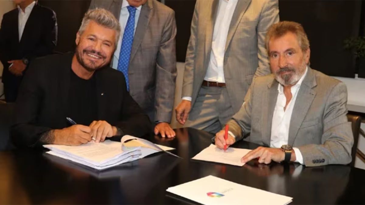Marcelo Tinelli y Daniel Vila firman el contrato que vincula al conductor con América TV.