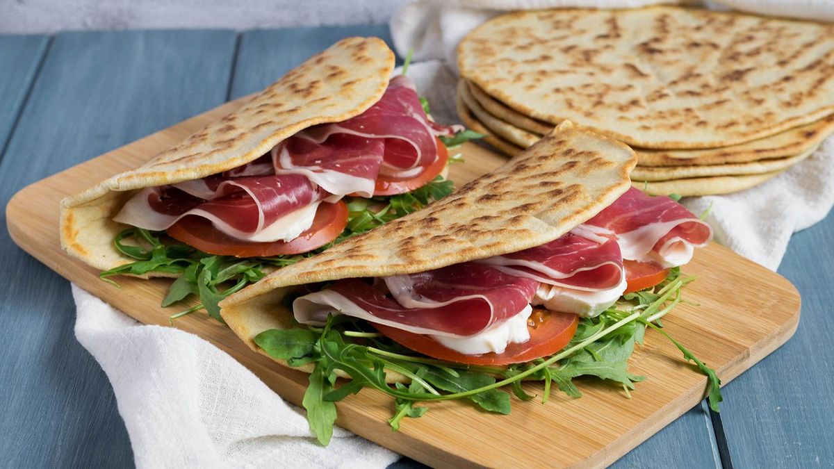 Las piadinas pueden rellenarse con jamón crudo, queso y rúcula. Las piadinas pueden rellenarse con jamón crudo, queso y rúcula. 