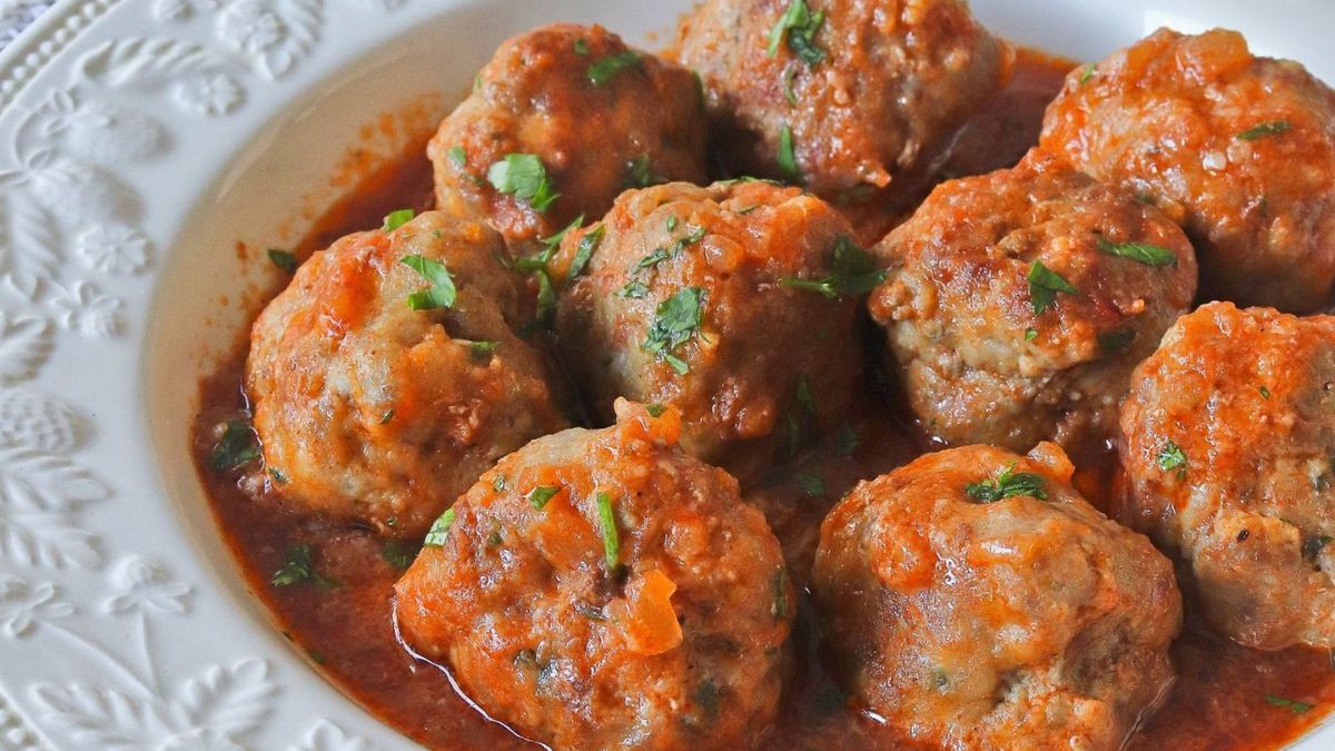 Cómo hacer Albóndigas con salsa: la receta para que queden blanditas y riquísimas con 8 ingredientes