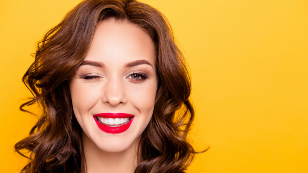 Lucir una súper sonrisa y que tus dientes se vean blancos es posible con este sencillo truco.