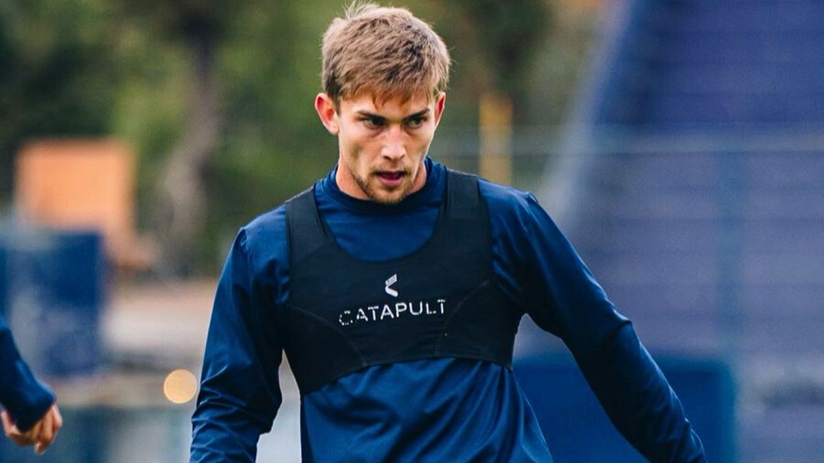 Tiago Andino pide pista en Independiente Rivadavia.