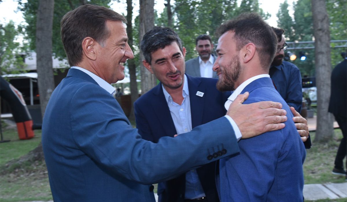 El gobernador Suarez junto al Pablo Ambrosini es el presidente actual de la Cámara de Comercio, Industria, Agricultura y Turismo de Tunuyán, Pablo Ambrosini, y al anterior, Diego Stortini.&nbsp;