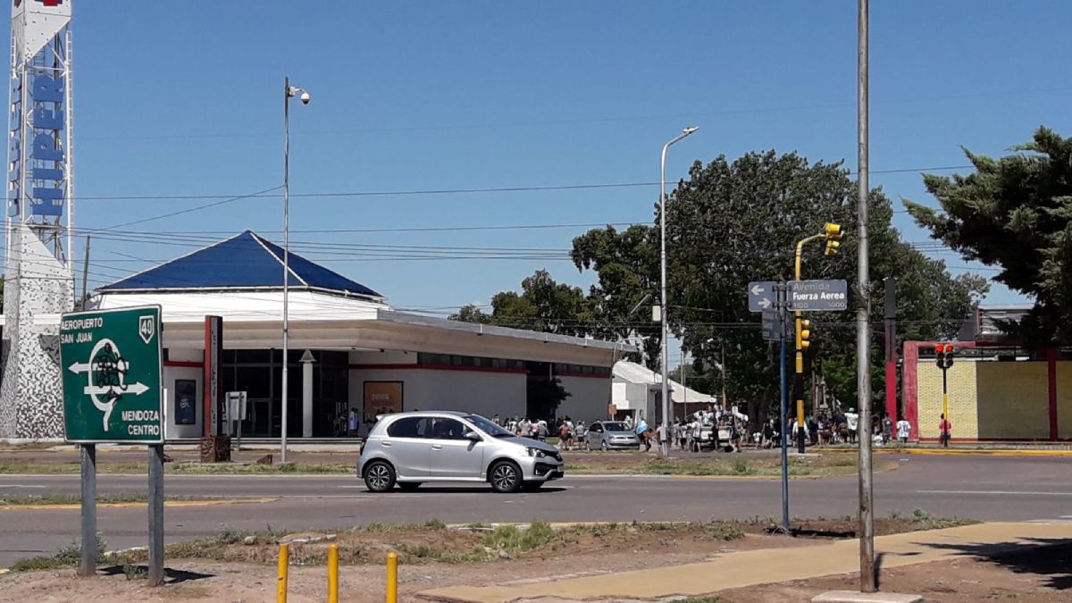 En algunos puntos de Las Heras se festejó en el barrio, o como en este caso, en la rotonda de Acceso Norte y Manuel A. Sáez.