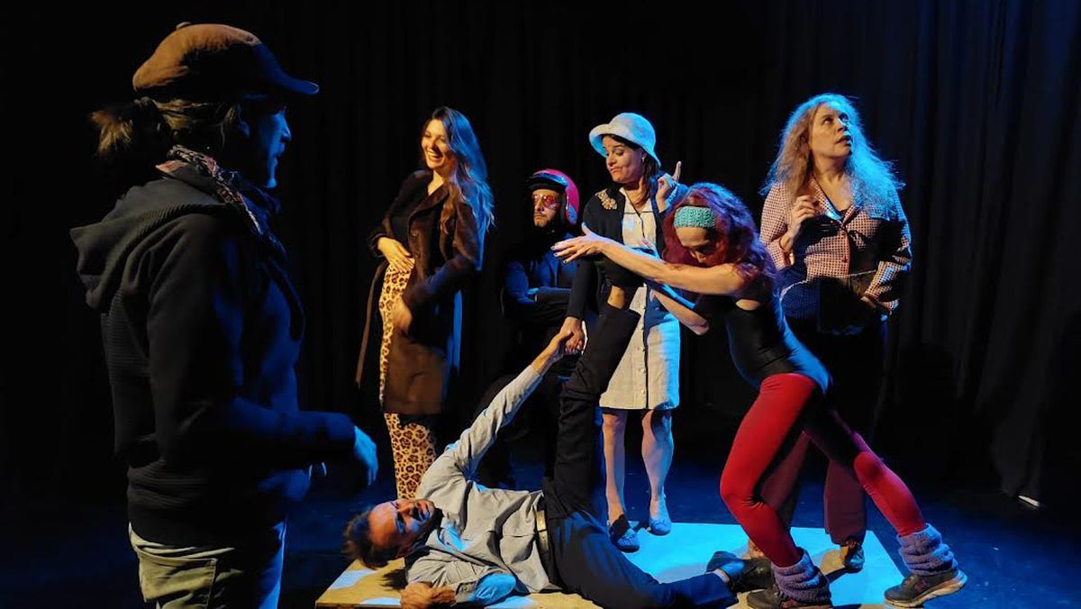 En esta puesta el director Ángel David Maya busca dar la impresión de que vivimos como muñecos que danzamos en soledad. En esta puesta el director Ángel David Maya busca dar la impresión de que vivimos como muñecos que danzamos en soledad.