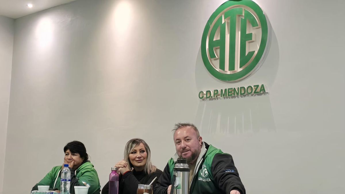 Adriana Iranzo y Roberto Macho presidieron la asamblea de ATE salud. Adriana Iranzo y Roberto Macho presidieron la asamblea de ATE salud.