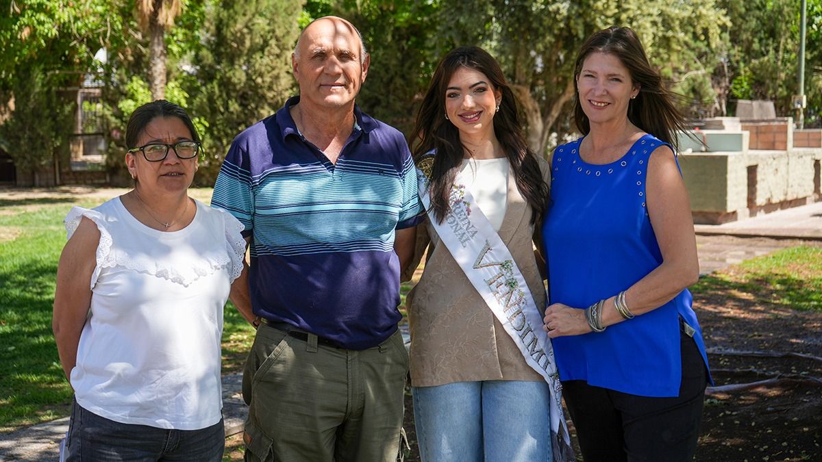 Gabriela Alé, Directora Ejecutiva de Fundación Grupo América junto a Sofía Perfumo y Eduardo Naldini de APID Gabriela Alé, Directora Ejecutiva de Fundación Grupo América junto a Sofía Perfumo y Eduardo Naldini de APID