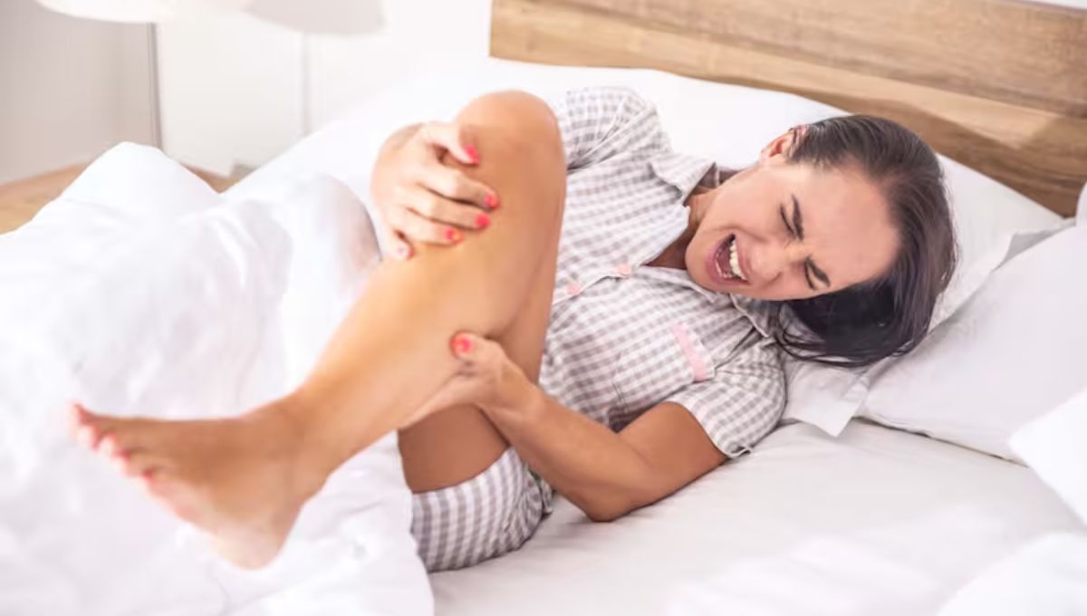 Qué significa si a una persona le da un calambre o contracción muscular durante la noche