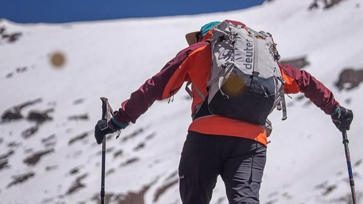 El montañista sube generalmente dos veces al año la montaña de los 6.962. El montañista sube generalmente dos veces al año la montaña de los 6.962.