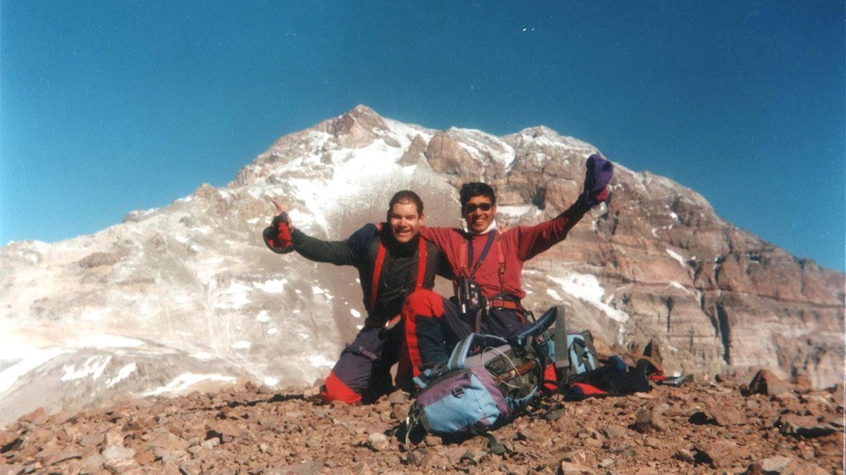 Camilo Uvilla junto a Carlos Cirrincione en la cumbre del Cerro Cuerno, en Aconcagua